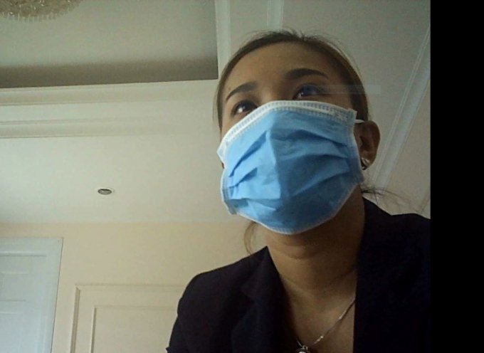 Nhân viên vẫn tiếp đón và tư vấn cho khách hàng.