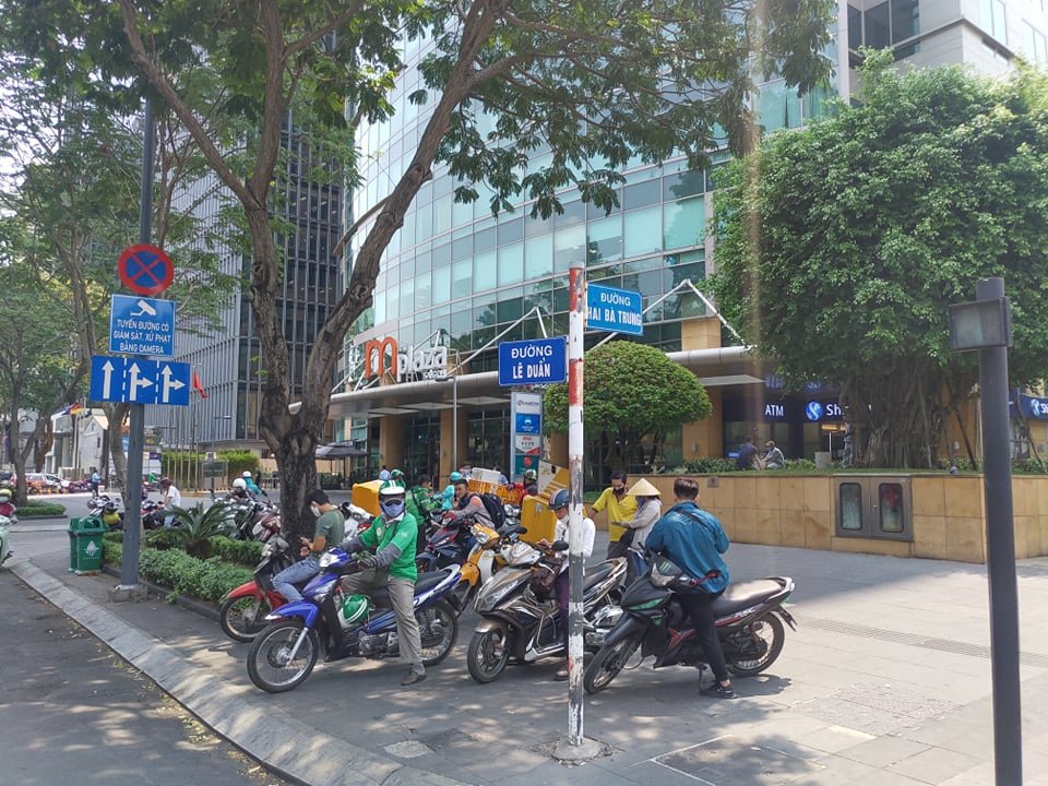 Phía bên ngoài lái xe công nghệ vẫn tụ tập đông đúc