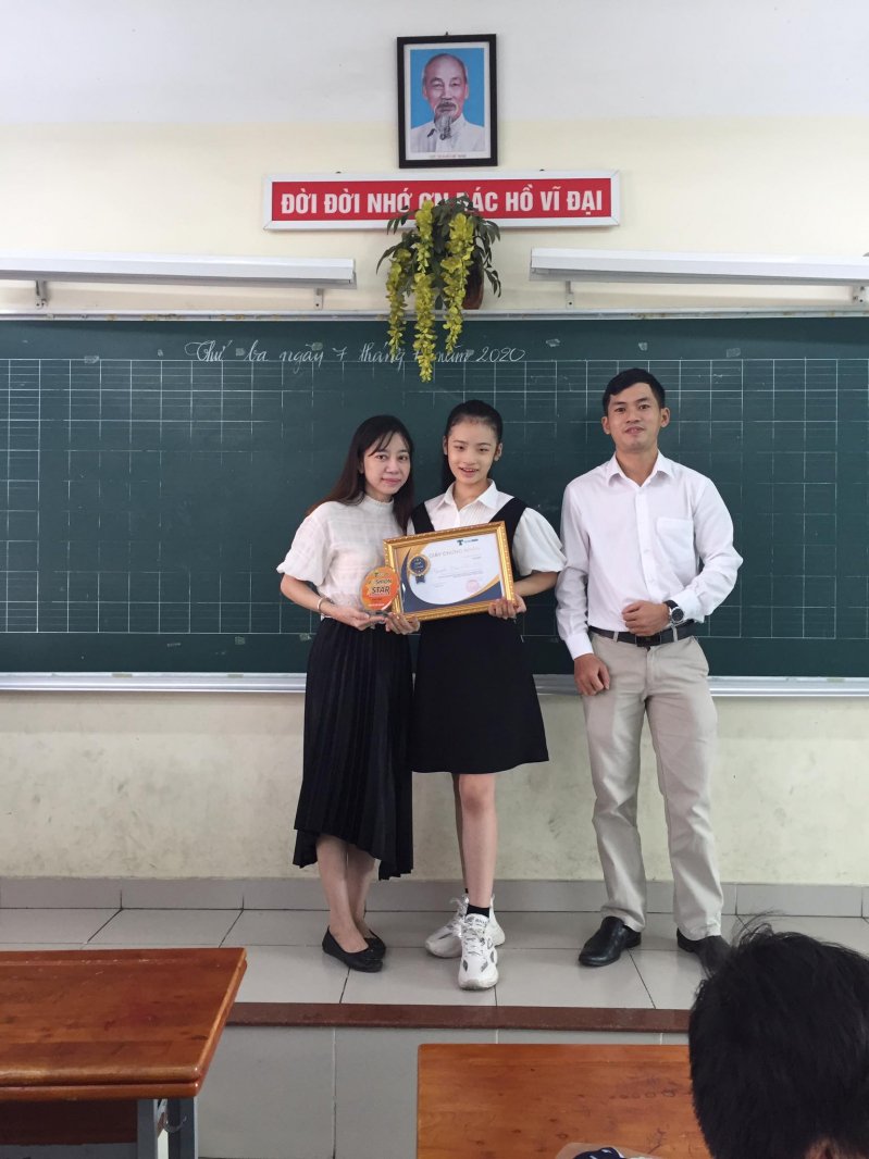 Chị Lâm Kim Bảo Uyên chia vui cùng với con gái
