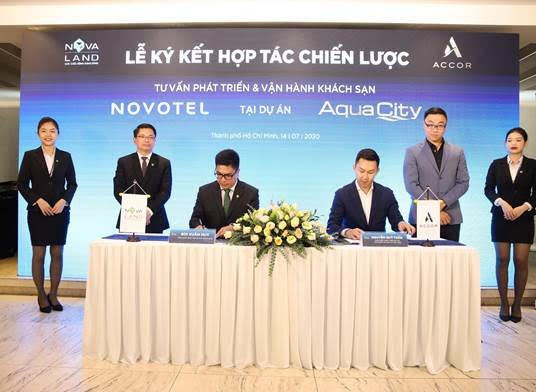 Ông Bùi Xuân Huy – Tổng Giám đốc Tập đoàn Novaland và ông Nguyễn Quý Tuấn – Giám đốc Phát triển Dự án Tập đoàn Accor tại Việt Nam thực hiện nghi thức ký kết hợp tác