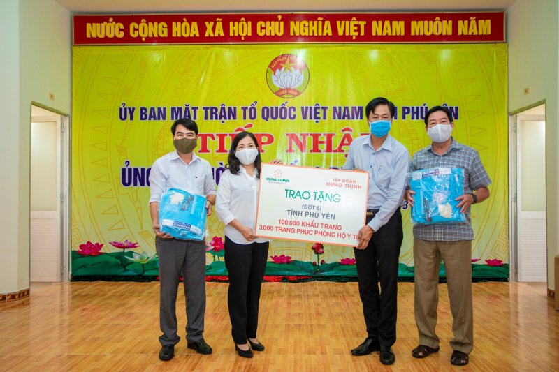 Thông qua Ủy ban MTTQ Việt Nam tỉnh Phú Yên, đại diện Tập đoàn Hưng Thịnh trao tặng các trang thiết bị y tế phòng chống dịch Covid-19 cho tỉnh Phú Yên