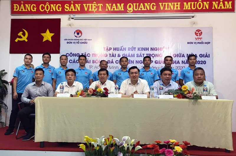 Các trọng tài và trợ lý trọng tài bắt buộc phải vượt qua bài kiểm tra về thể lực trước khi tham gia vào các buổi thảo luận, rút kinh nghiệm công tác giám sát, trọng tài giai đoạn lượt đi và củng cố kiến thức về Luật thi đấu 2020/2021.