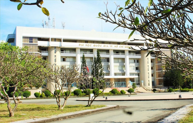 Với hơn 6.000 cán bộ công nhân viên đang làm việc tại Đại học Quốc gia và các trường thành viên, Đại học Quốc gia TPHCM là một trung tâm đào tạo, nghiên cứu khoa học, công nghệ lớn và hiện đại nhất cả nước. Nơi đây còn là trung tâm hợp tác quốc tế với hàng chục đoàn chuyên gia quốc tế đến giao lưu, trao đổi kinh nghiệm, học hỏi và nghiên cứu mỗi năm.