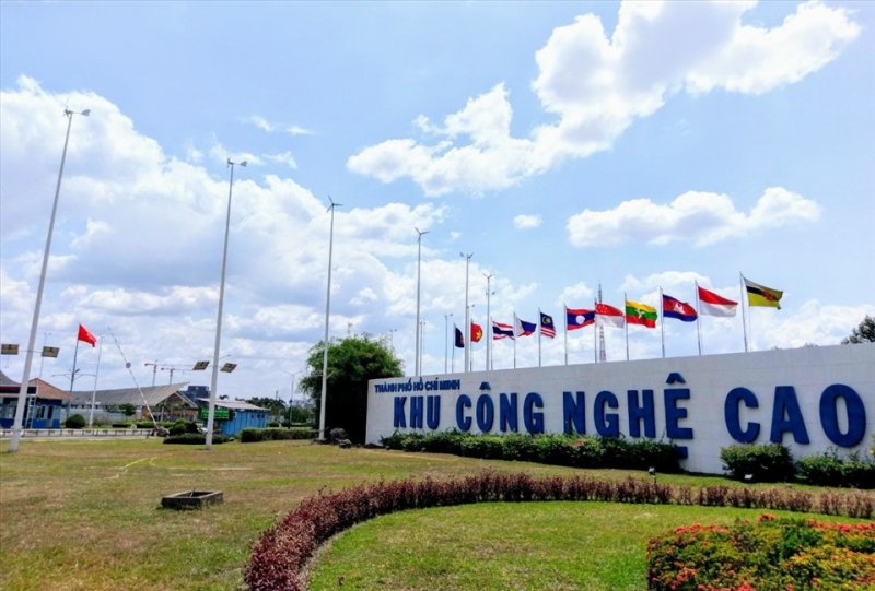 Khu Công nghệ cao TPHCM có diện tích khoảng 800 ha, đã thu hút đầu tư nước ngoài hơn 8 tỉ USD và 42.000 lao động, xuất khẩu năm 2020 khoảng 20 tỉ USD.
