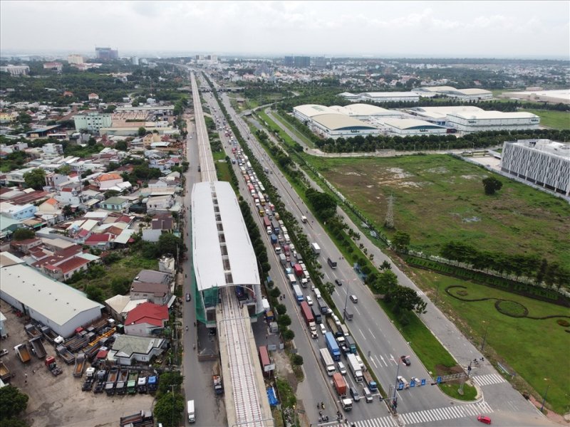 Thành phố Thủ Đức cũng đang thừa hưởng công trình vận tải công cộng mới là tuyến metro số 1 (Bến Thành - Suối Tiên). Tuyến có 14 nhà ga thì có tới 10 ga nằm xuyên qua Thành phố Thủ Đức, bắt đầu từ cầu Sài Gòn chạy dọc tới depot Long Bình.