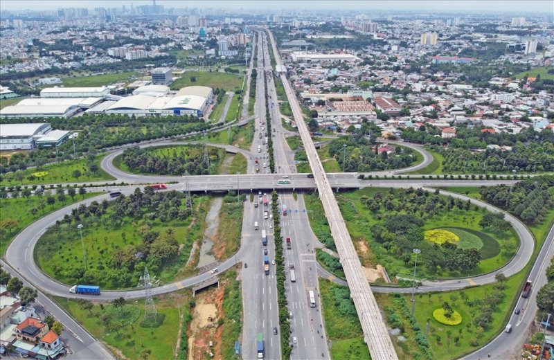 Nếu mọi việc thuận lợi, chỉ cuối năm sau, tuyến metro đầu tiên của TPHCM sẽ đưa vào khai thác thương mại, giúp chuyện đi lại của người dân dễ dàng hơn. Tương lai, metro số 1 không dừng lại ở depot Long Bình mà sẽ nối dài tới thành phố vệ tinh: Biên Hòa (Đồng Nai), Dĩ An (Bình Dương). Việc này sẽ giúp thành phố vệ tinh kết nối liên vùng, hiện đại hóa giao thông công cộng.