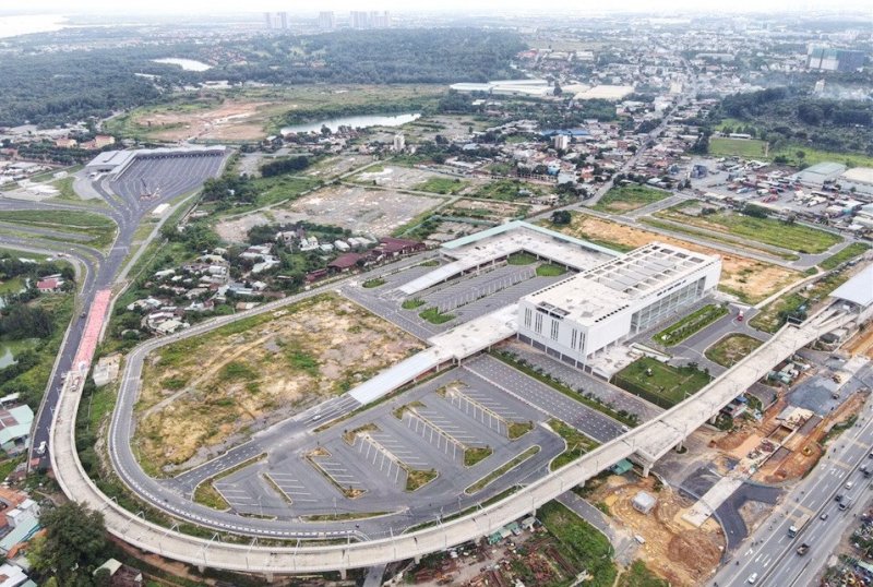 Bến xe Miền Đông mới khánh thành đầu tháng 10.2020 là một quần thể phức hợp bao gồm khu vực bến xe chính kết hợp nhiều dịch vụ tiện ích với tổng diện tích trên 16 ha, rộng gần gấp ba so với bến xe hiện hữu, được hứa hẹn phục vụ hơn 7 triệu lượt hành khách/năm đi về các tỉnh miền Đông, miền Trung và miền Bắc.