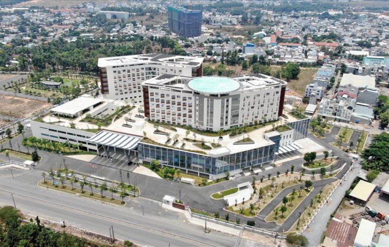 Bệnh viện Ung Bướu cơ sở 2 đi vào hoạt động đầu tháng 10.2020 với quy mô 1.000 giường bệnh, sẽ là nơi tiếp đón, điều trị cho các bệnh nhân ở các tỉnh miền Đông Nam Bộ và miền Trung, “chia lửa” cho bệnh viện hiện tại đang quá tải trầm trọng. Đây là một bệnh viện chuyên khoa quan trọng ở khu vực phía Đông TPHCM, cũng một trong những cơ sở góp phần hoàn thiện hệ thống hạ tầng xã hội của Thành phố Thủ Đức.