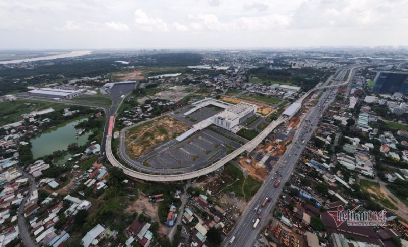 Bến xe miền Đông mới vừa đi vào hoạt động, bên cạnh tuyến Metro số 1 đang gấp rút hoàn thành là công đoạn cuối giúp giao thông thành phố Thủ Đức thuận lợi hơn.