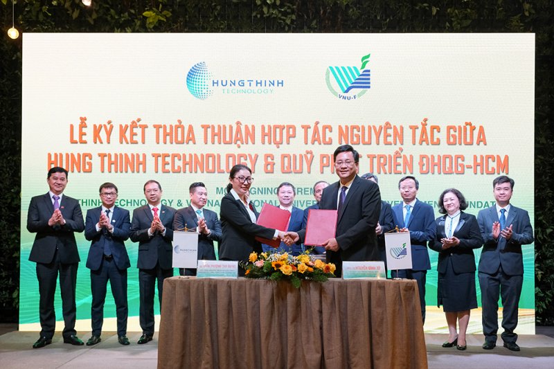 Bà Trần Thượng Thu Giang – Phó Tổng Giám đốc Tập đoàn Hưng Thịnh kiêm Chủ tịch HĐQT Hung Thinh Technology và PGS.TS Nguyễn Đình Tứ - Chánh Văn phòng ĐHQG-HCM kiêm Giám đốc Quỹ Phát triển ĐHQG-HCM thực hiện nghi thức ký kết thỏa thuận hợp tác trước sự chứng kiến của đại diện hai bên và các vị khách quý