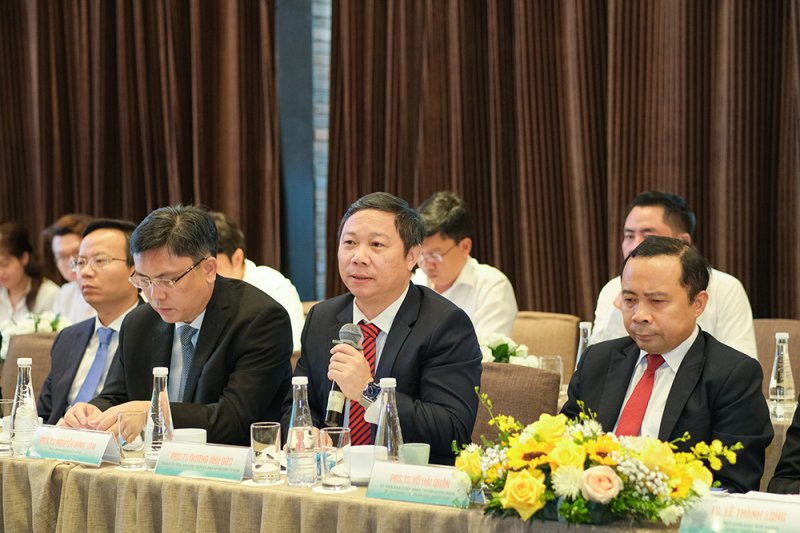 PGS.TS Dương Anh Đức – Thành Ủy viên, Phó Chủ tịch UBND TP.HCM chúc mừng sự hợp tác giữa Tập đoàn Hưng Thịnh và ĐHQG-HCM