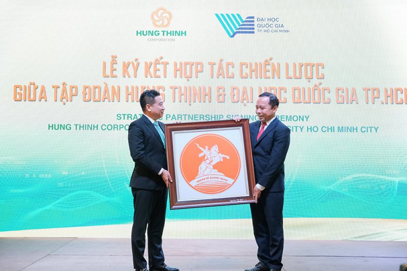 Ông Nguyễn Đình Trung trao quà lưu niệm cho PGS.TS Vũ Hải Quân