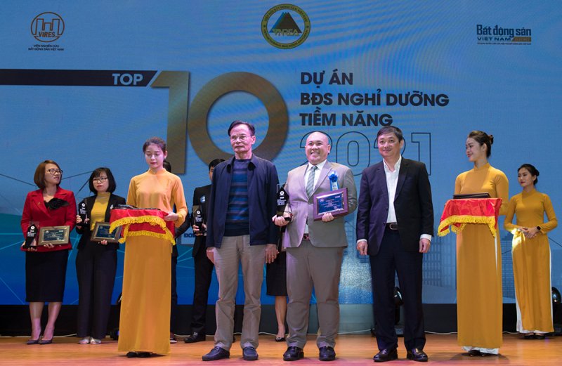 Ông Nguyễn Thế Nhiên nhận kỉ niệm chương và chứng nhận giải thưởng Top 10 dự án bất động sản nghỉ dưỡng tiềm năng năm 2021 dành cho dự án Cam Ranh Mystery Villas từ TS. Đặng Việt Dũng, Chủ tịch Tổng hội Xây dựng Việt Nam (Bên phải) và TS. Lê Xuân Nghĩa, nguyên Phó Chủ tịch Ủy ban Giám sát Tài chính quốc gia (Bên trái)