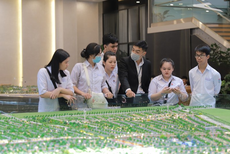 Tập đoàn Novaland tiếp nhận hơn 30 sinh viên thực tập tại các sàn giao dịch bất động sản.