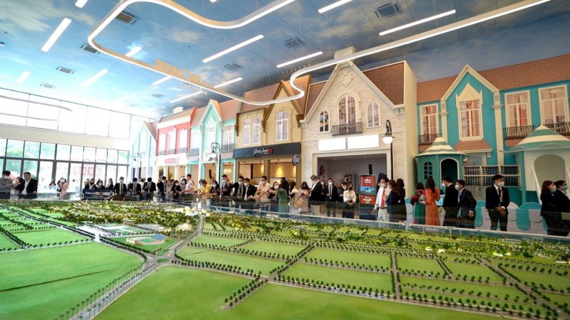 Khu vực sa bàn NovaWorld Phan Thiet thu hút nhiều khách tham quan và nhà đầu tư.
