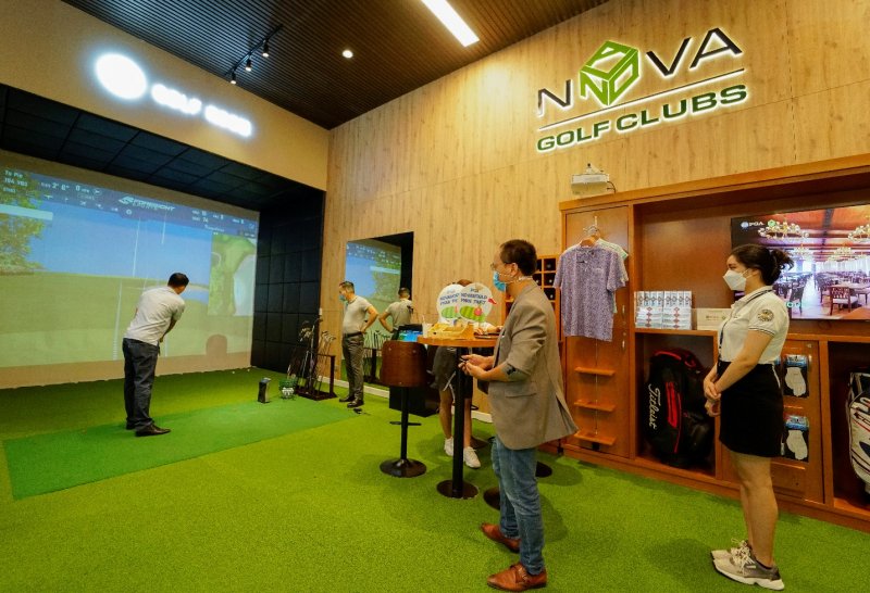 Khách hàng hào hứng trải nghiệm đánh golf tại Nova Golf Clubs.