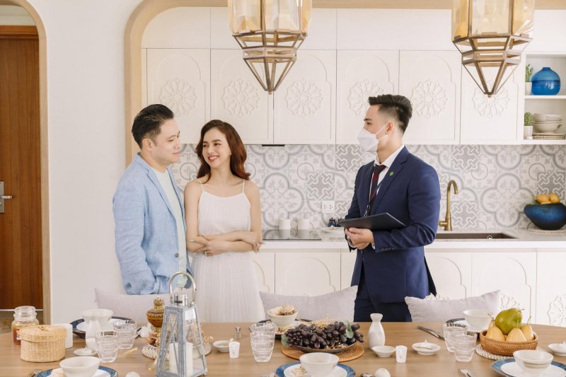 Victor Vũ và Đinh Ngọc Diệp thích thú trước không gian tuyệt đẹp của căn biệt thự biển.