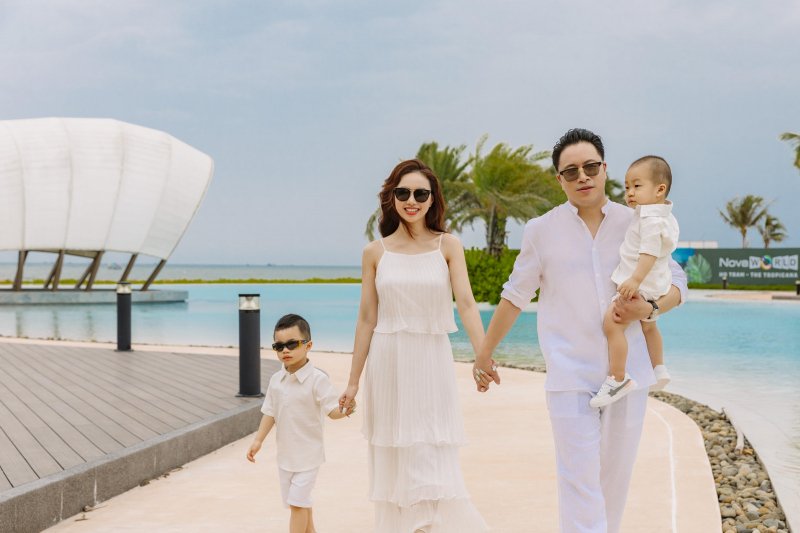 Gia đình sao có những giây phút tận hưởng ở hồ bơi nước mặn Ocean Pool cạnh bãi biển Hồ Tràm.