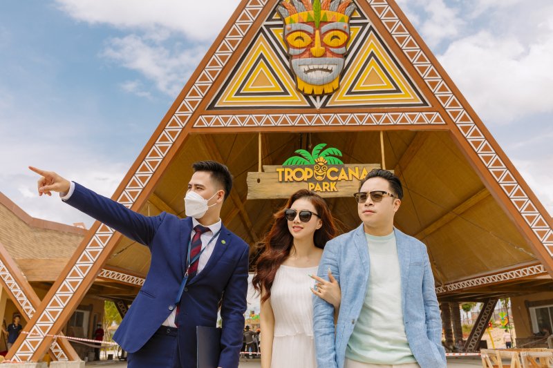 Vợ chồng Đinh Ngọc Diệp Victor Vũ có dịp tham quan công viên Tropicana Park. Đây khu công viên nước đầu tiên tại khu vực Hồ Tràm
