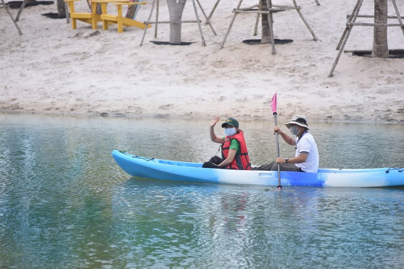 Trải nghiệm chèo thuyền kayak độc đáo giữa cảnh sắc thiên nhiên, gây ấn tượng với nhiều du khách và nhà đầu tư.