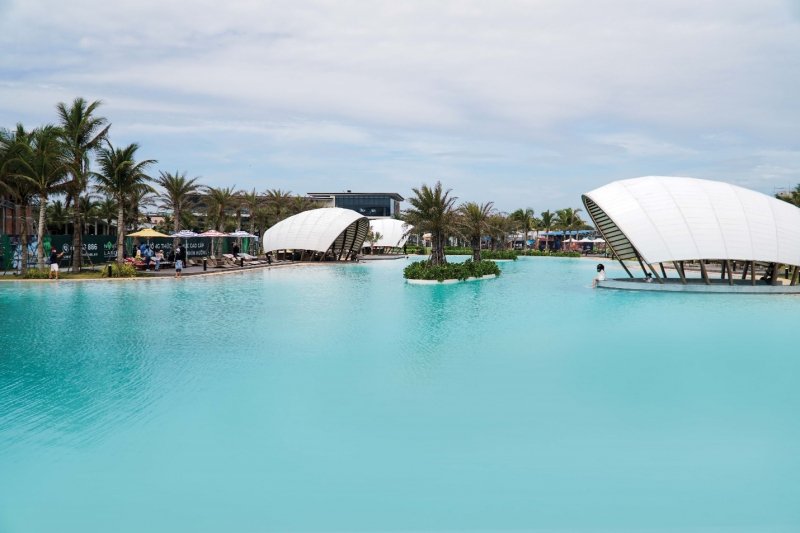 Ocean Pool là một trong những điểm nhấn độc đáo tại The Tropicana.