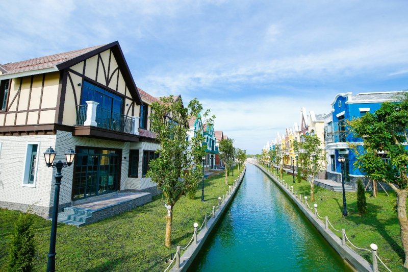 Khách hàng được thư thái tận hưởng thiên nhiên giao hòa với biển, rừng, kênh đào lagoon xanh mát.