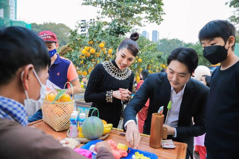 Hoạt động nặn tò he mang đến sự thích thú cho khách trải nghiệm trong đó có gia đình ca sĩ Pha Lê