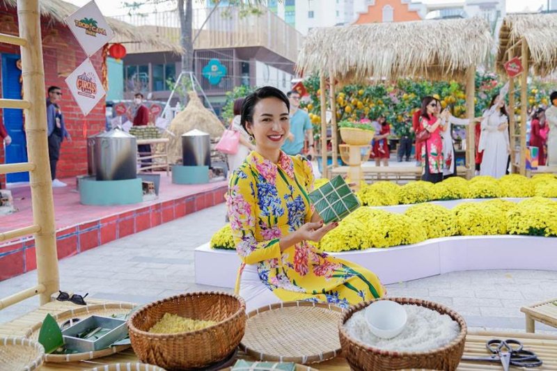 Hoa hậu Ngọc Diễm tự tay gói bánh và nấu bánh chưng dưới sự hướng dẫn của các nghệ nhân