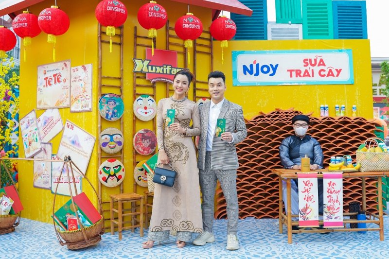 Ưng Hoàng Phúc và Kim Cương cũng thích thú với quẻ xăm đầu năm