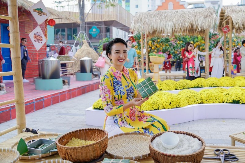 Hào hứng khoe thành quả bánh chưng tự tay làm được