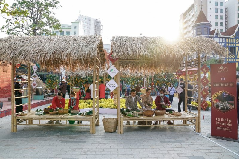 Hoạt động tự tay gói, nấu bánh chưng cũng khiến các gia đình nghệ sĩ Việt ghé Hội hoa xuân không thể bỏ lỡ