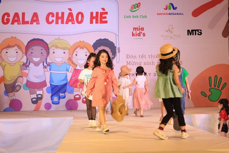 Các mẫu nhí tự tin sải bước trên sàn catwalk trong những trang phục ứng dụng đến từ thương hiệu thời trang ứng dụng Mid kid.