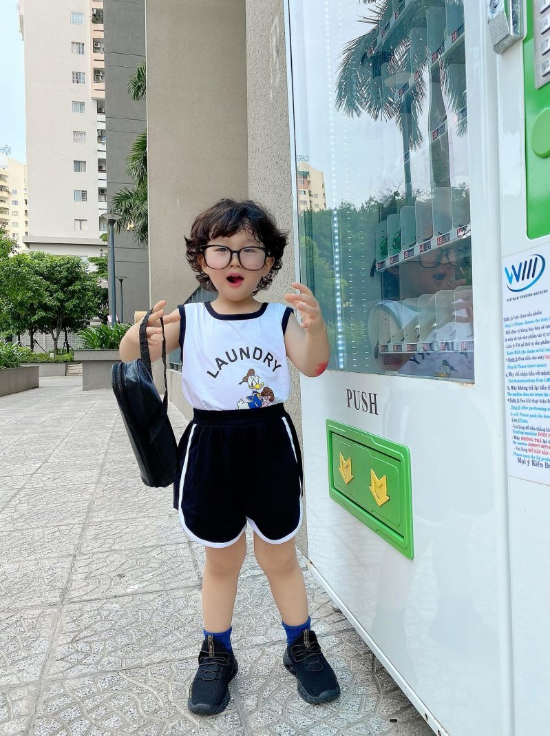 Kính mắt là một trong những phụ kiện được Zhong Sheng sử dụng để tăng sự đáng yêu