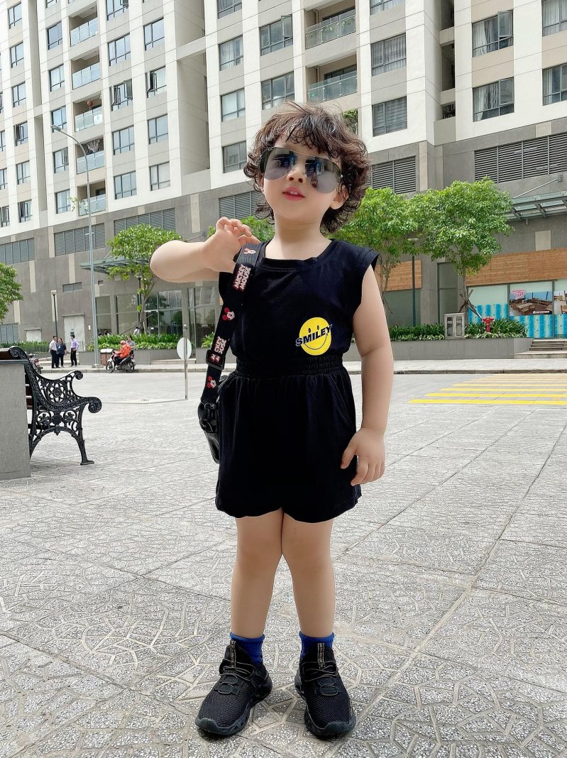 Cậu bé thường xuyên diện những bộ đồ năng động, cool ngầu
