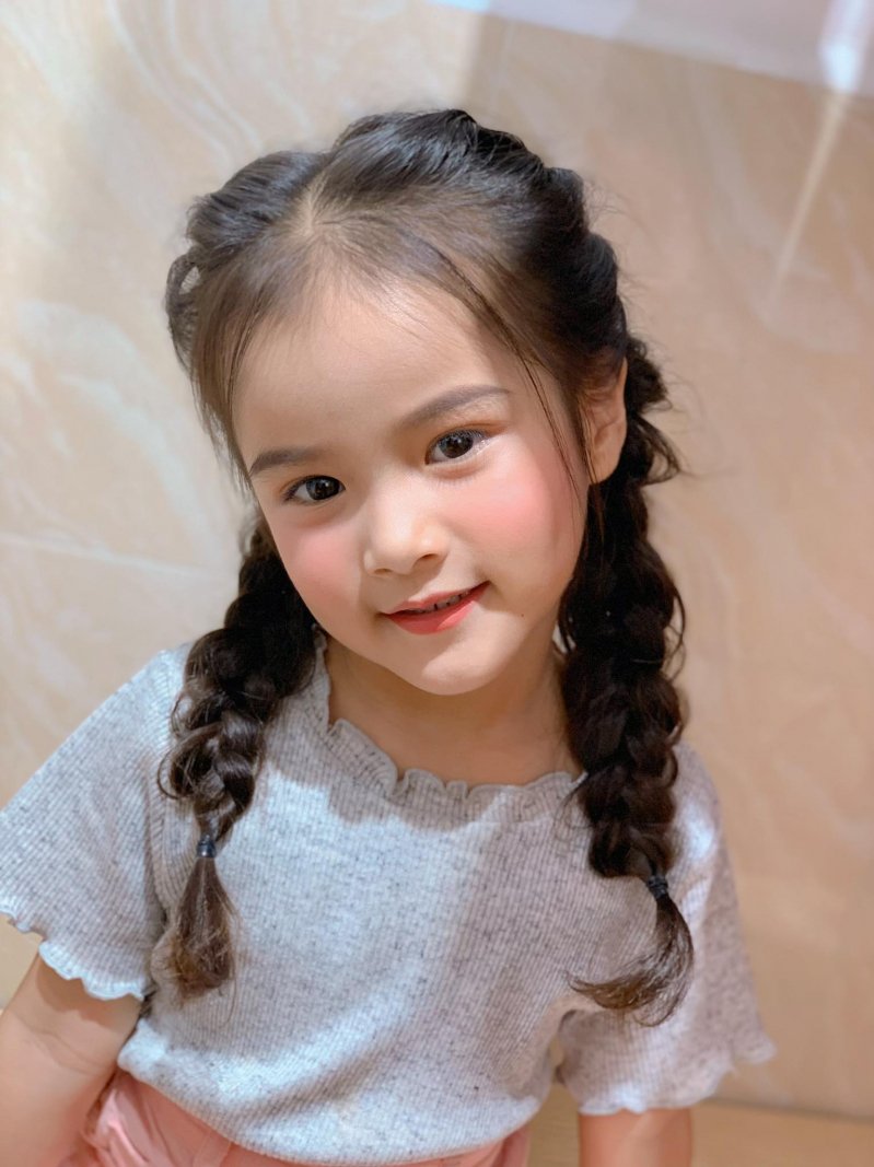 Ngoài đời, An Nhiên có phong cách thời trang trẻ trung, khỏe khoắn phù hợp với tính cách năng động của cô bé