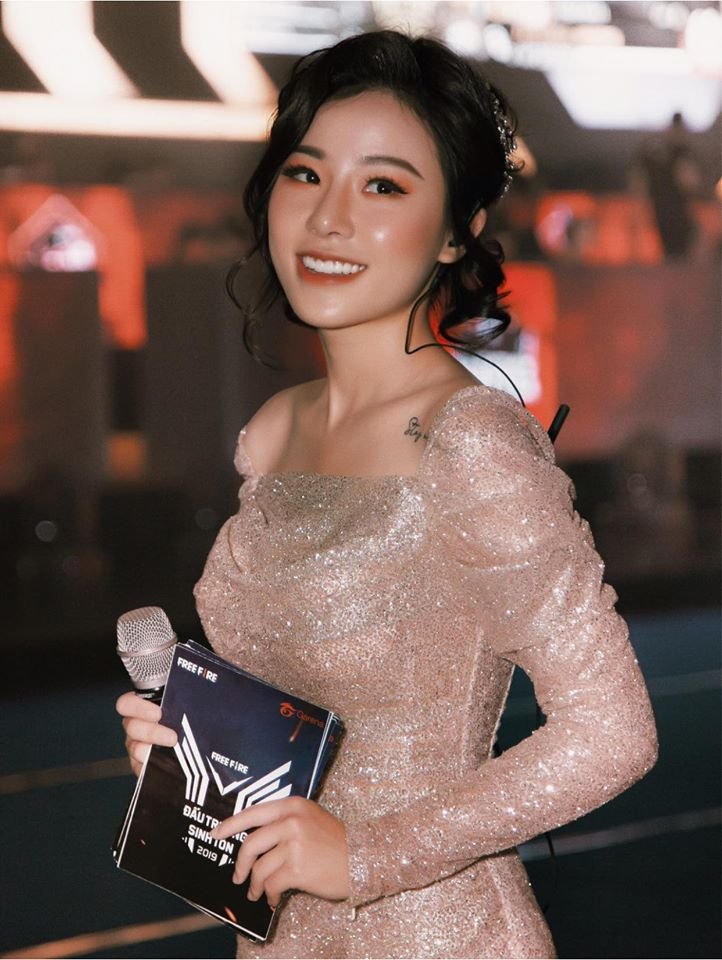 Nhưng khán giả nhớ đến Minh Anh nhiều nhất với vai trò một người dẫn chương trình tài năng và duyên dáng