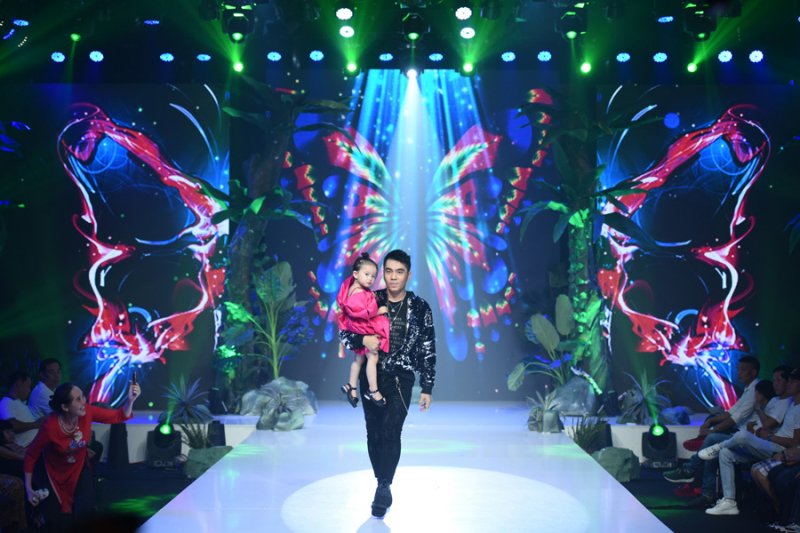 Kelbin Phạm diện set đồ đen năng động, phần catwalk của anh khiến các mẫu nhí và khán giả trầm trồ trước những bước đi chuyên nghiệp