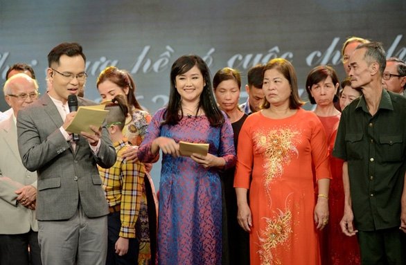 Nữ nhà báo cùng ekip đã sống với từng mảnh đời, từng nhân vật trong suốt hơn 1 thập kỷ