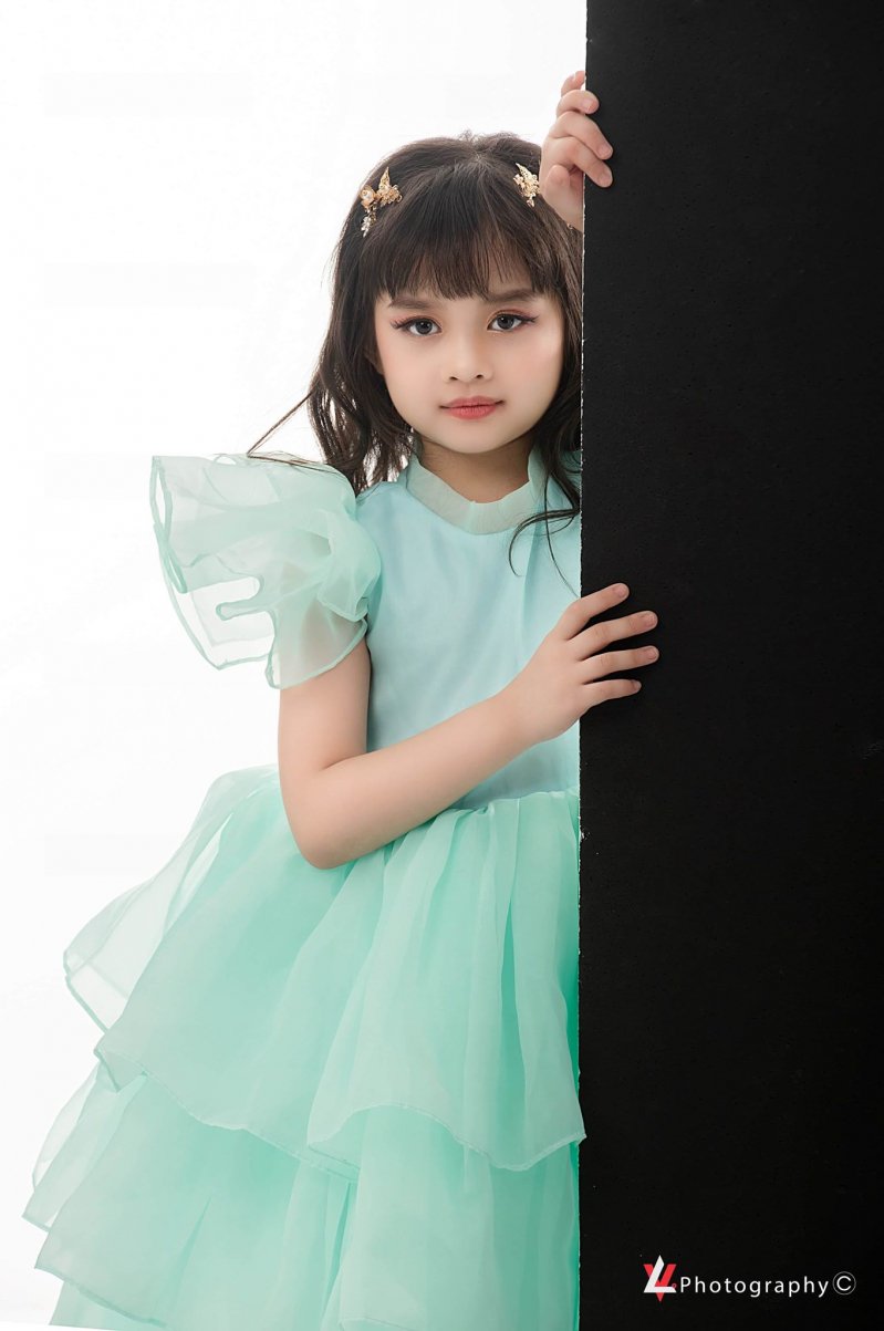 Mẫu nhí Thanh Phượng còn được biết đến với nickname Dâu Tây, cô bé 6 tuổi sinh ra và lớn lên tại Hà Nội.