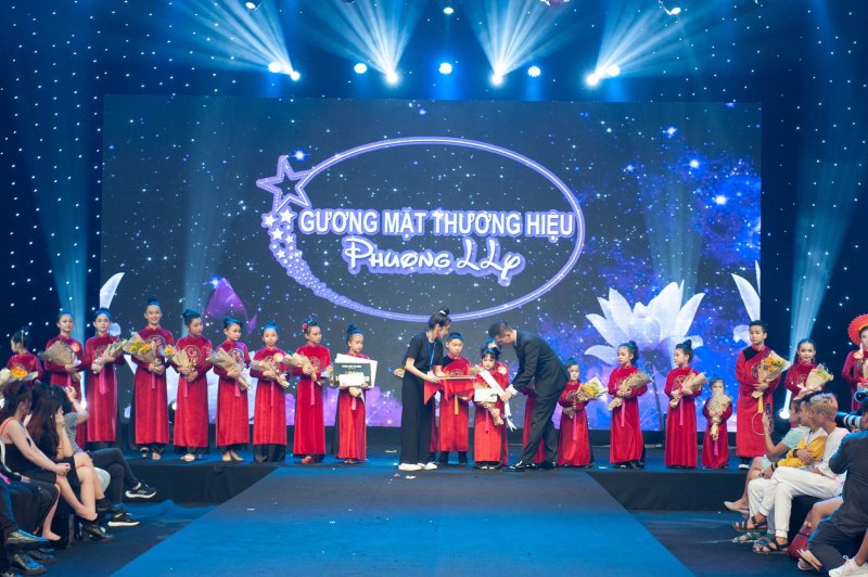 Khoảnh khắc mẫu nhí Thanh Phượng được xướng tên và trao giải 
