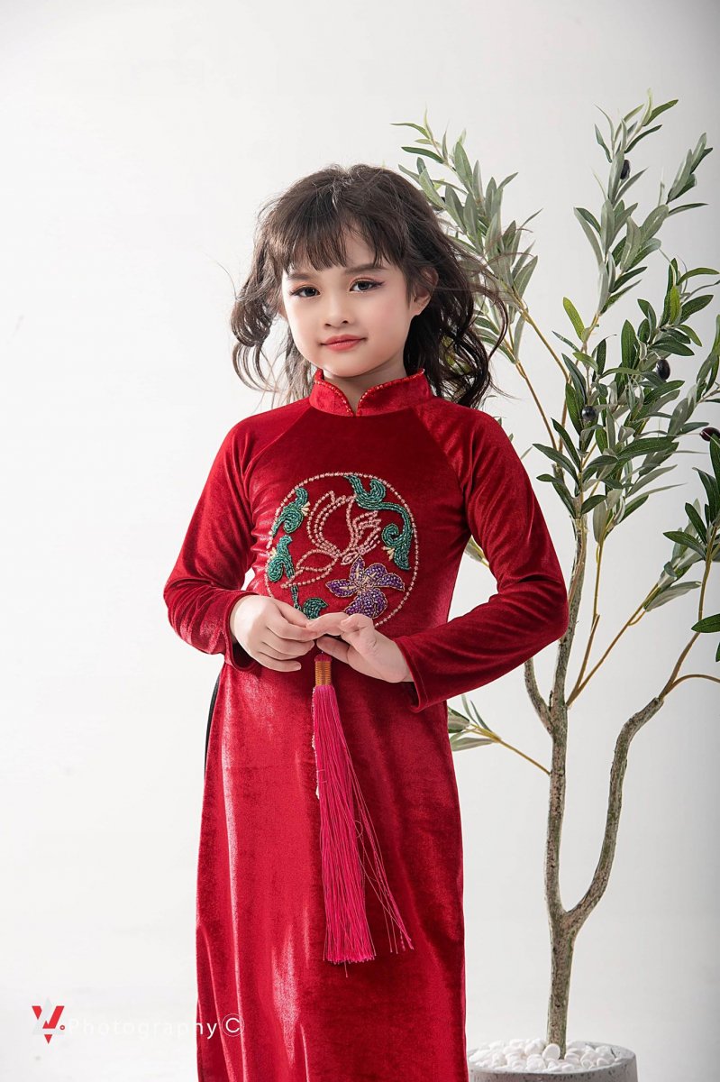 Mẫu nhí Thanh Phượng gây ấn tượng với nét diễn đa dạng, biến hóa linh hoạt trong từng màn diễn.