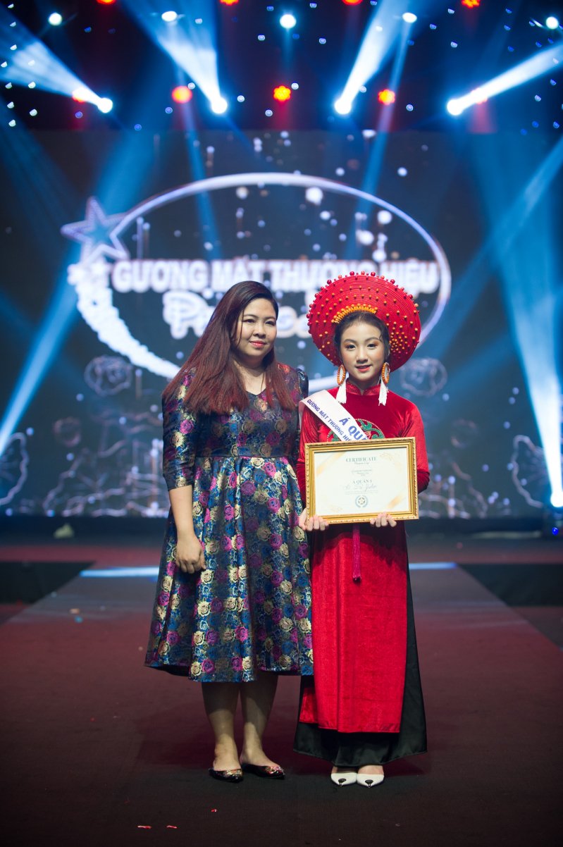 Yubin cùng người sáng lập thương hiệu PhươngLLY - nhà thiết kế Phương Hồ