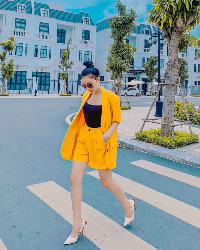 Bánh bèo khi lên ảnh là thế, nhưng ngoài đời, Khánh My lại thường diện trang phục streetstyle năng động, cá tính.