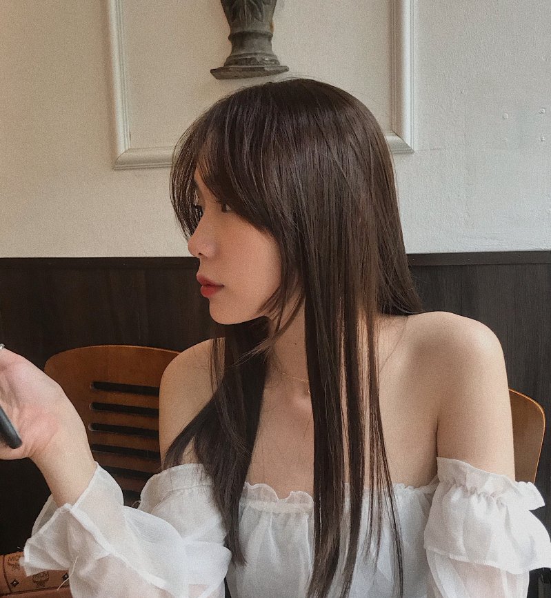 Cô nàng gây ấn tượng bởi vẻ đẹp trong veo, gương mặt xinh xắn với các đường nét thanh tú được ví như hot girl xứ sở Kim Chi.