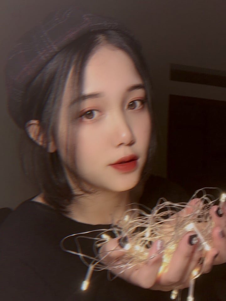 Hiện tại, ngoài việc làm mẫu ảnh, 10x vẫn ưu tiên cho việc học. Dễ dàng bắt gặp cô nàng trong các bức hình lookbook theo phong cách trẻ trung, năng động, có đôi chút dịu dàng.
