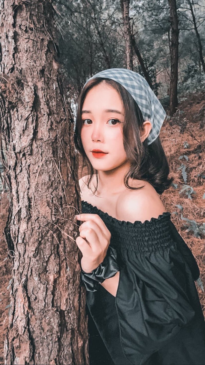 Ở tuổi 18, Kiều Linh có gu thời trang đa dạng nhưng luôn giữ sự trẻ trung.