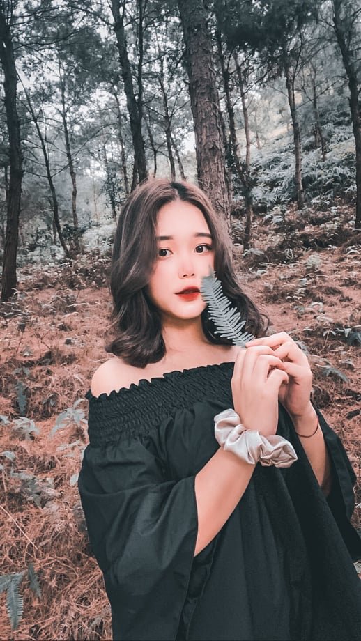 Bộ ảnh mà Kiều Linh thực hiện, chủ yếu mang phong cách nhẹ nhàng đúng với lứa tuổi học sinh của cô nàng cũng luôn nhận được nhiều sự quan tâm và yêu thích từ cộng đồng mạng.