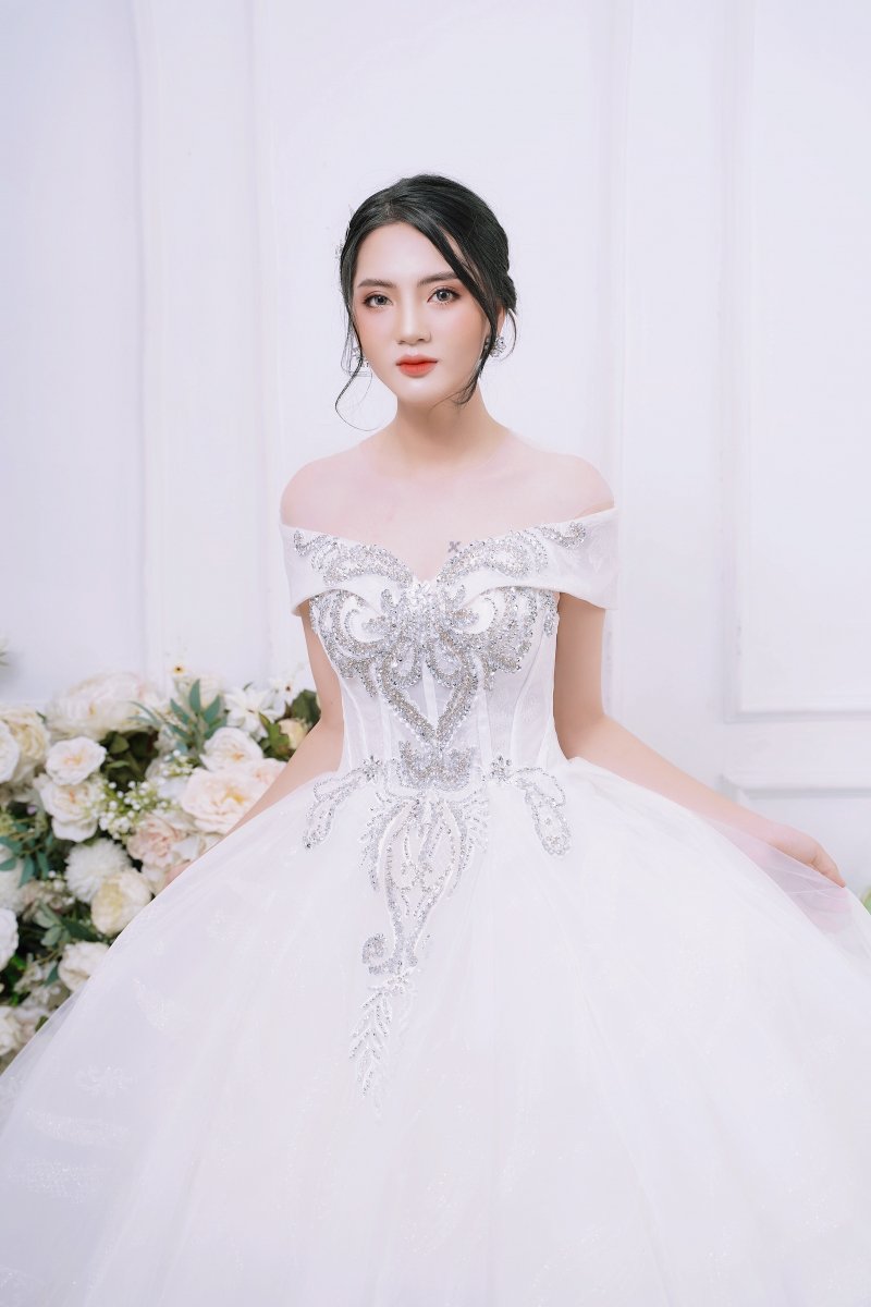 Hiện tại, Khánh Chi là người mẫu ảnh, cô nàng cũng đam mê diễn xuất.