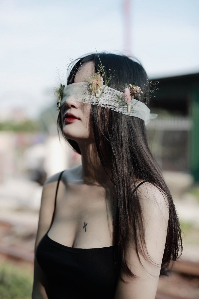Tuy nhiên, cũng có những ý kiến trái chiều, châm chọc cô gái 10x. Ban đầu, Khánh Chi cảm thấy rất áp lực, tuy nhiên việc nổi tiếng trên mạng xã hội luôn có hai mặt. Vì thế Khánh Chi dần bỏ qua những lời nói không hay và luôn tập trung cố gắng để phát triển hoàn thiện bản thân.
