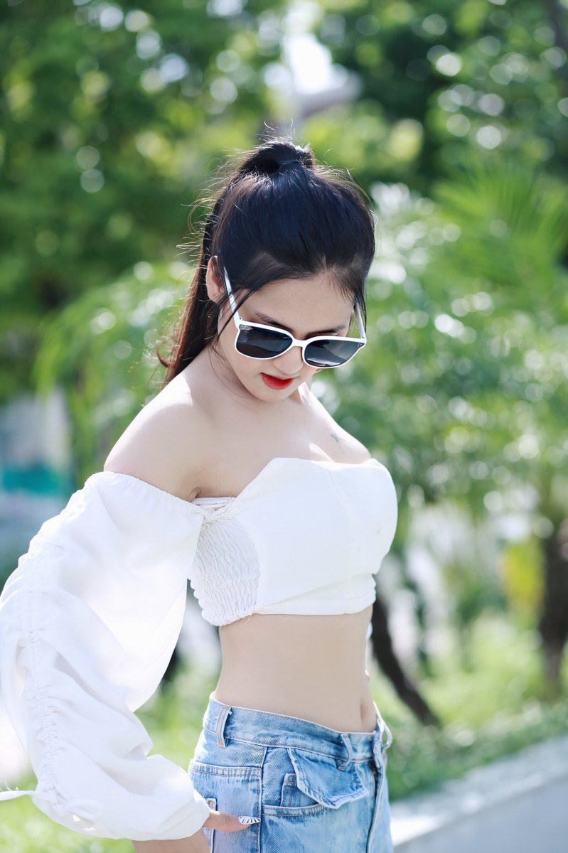 Khánh Chi không ngần ngại lựa chọn những trang phục để khoe ngoại hình quyến rũ của mình.